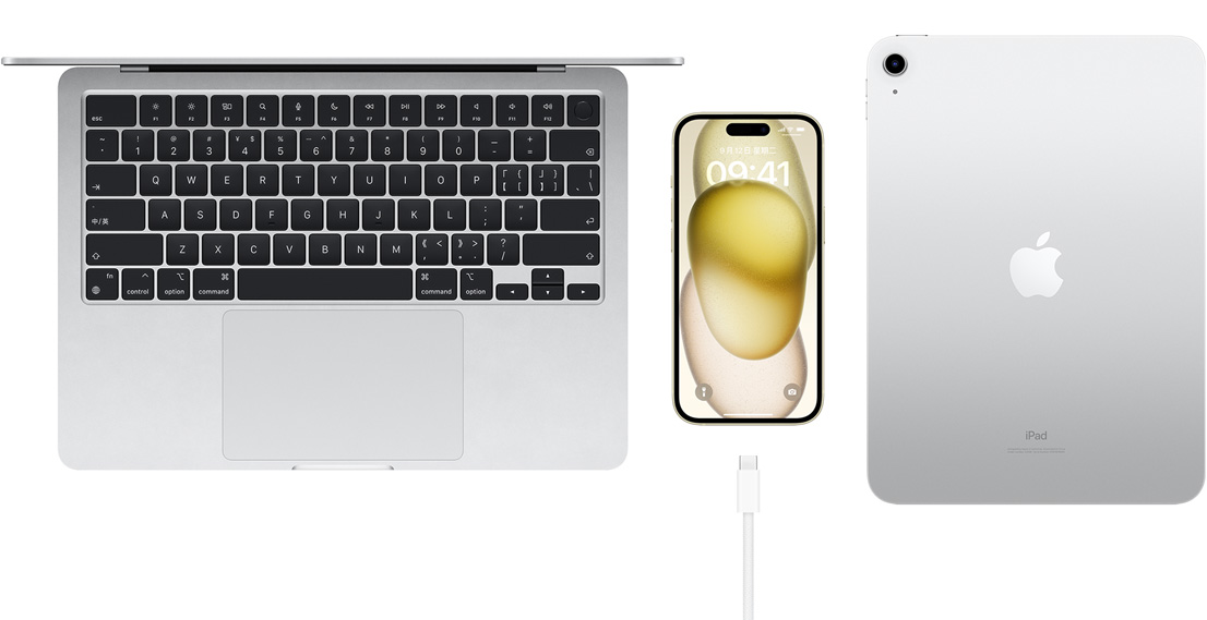 MacBook Pro、配备 USB-C 接口的 iPhone 15 以及 iPad 的俯视图
