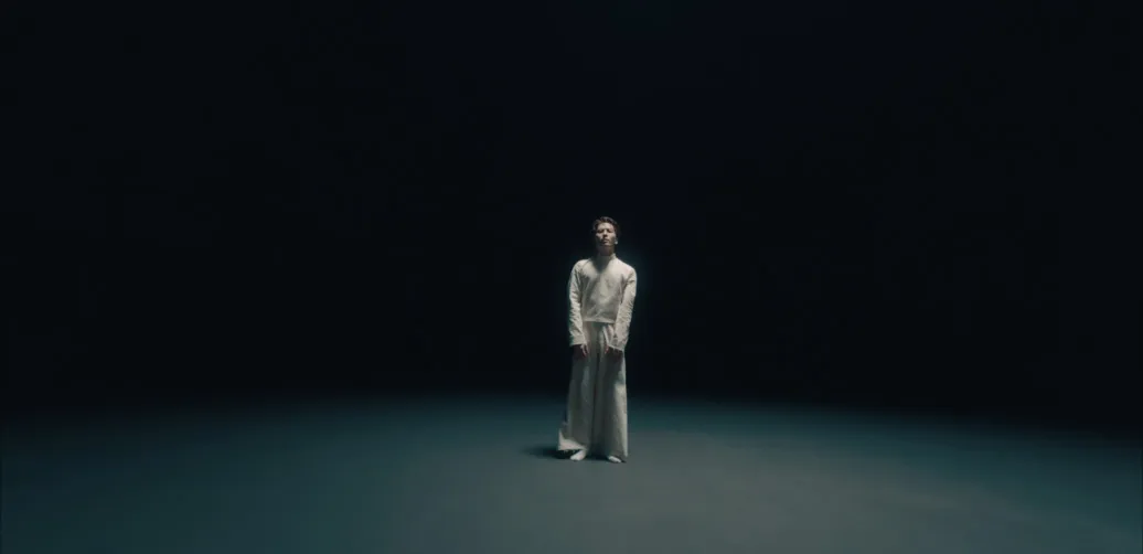 iPhone 17 Pro 屏幕展示歌手王嘉尔在其最新音乐视频《Let Loose》中舞蹈的画面。