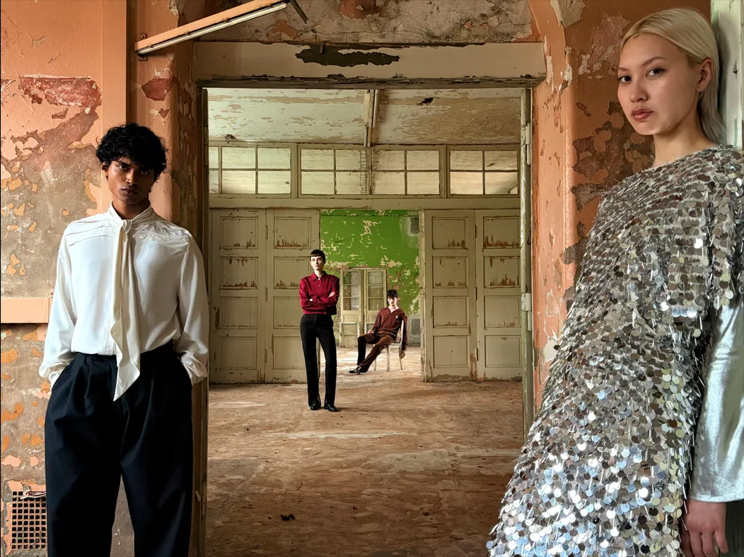 照片 app 展示 Pro 级融合式摄像头系统在不同焦距下的拍摄视角。当前切换到 35 毫米等效焦距，镜头拉远视角更广，继续将站在走廊的一位女子收入画面中。