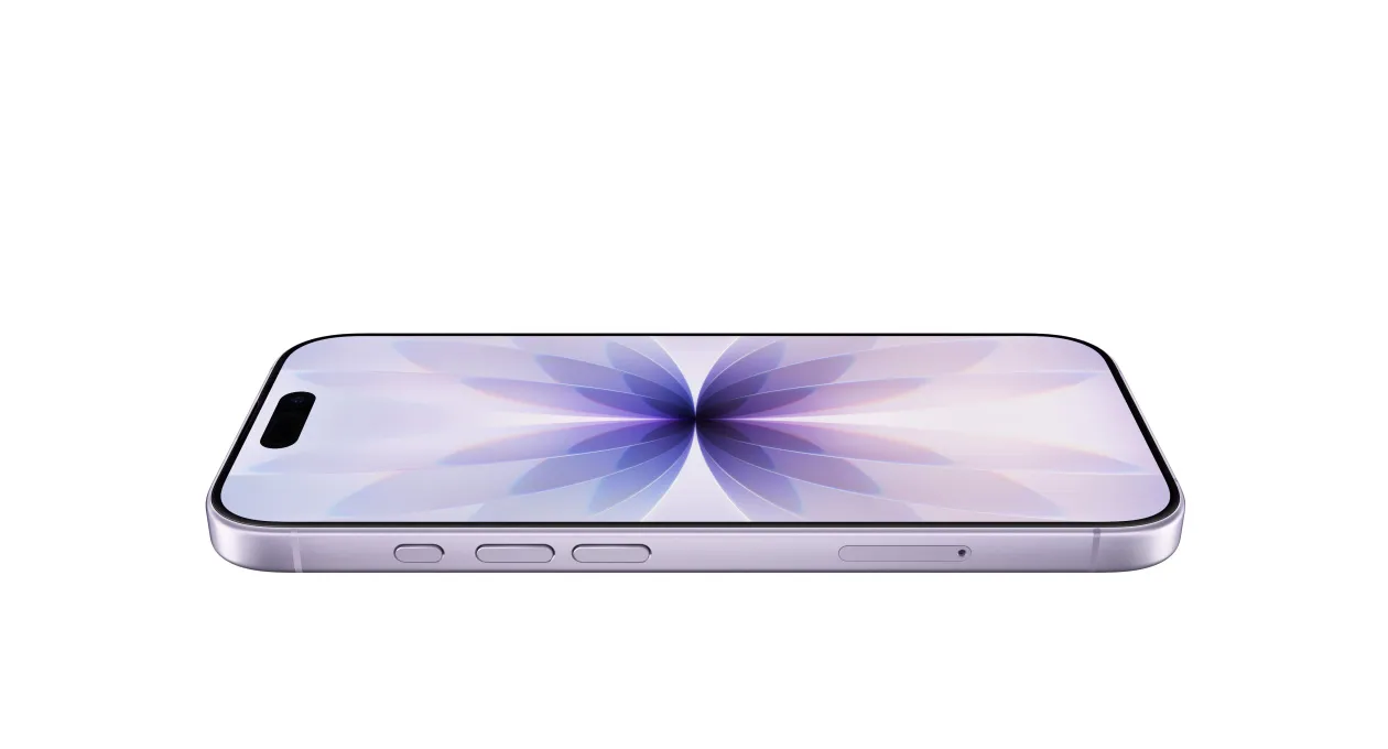 薰衣草紫色 iPhone 17，展示超瓷晶面板正面外观和屏幕上靠近顶部中央的灵动岛，以及侧面的操作按钮和音量调节按钮。