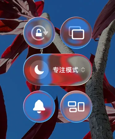 多彩的 iPhone 主屏幕显示采用半透明 Liquid Glass 设计的 app 和小组件。