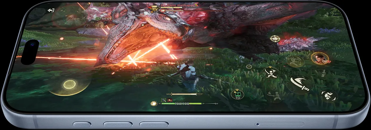 冰川蓝色 iPhone 18 Pro，正面斜侧外观，屏幕显示游戏中的战斗画面，体现 A20 Pro 芯片的性能。