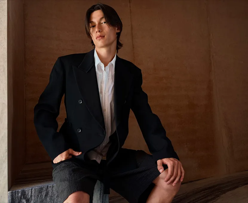 以低光摄影模式拍摄的一张人物照片。