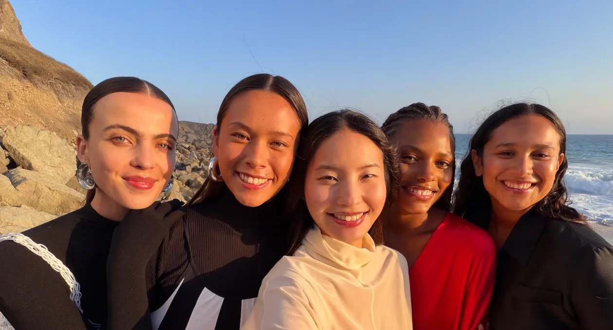 画面展示正在使用拍照人物居中功能，突出显示多个人物面部。