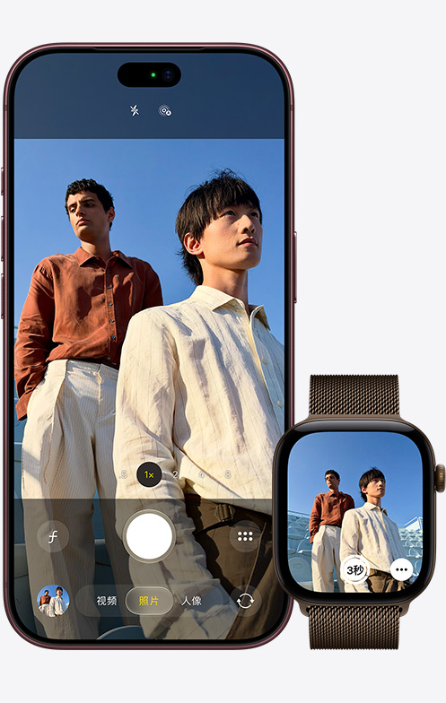 iPhone 18 Pro，正面外观，屏幕显示使用相机 app 拍摄两名男子的画面，背景是蔚蓝天空；旁边有一只 Apple Watch Ultra 3，显示打开的相机遥控器 app 界面。
