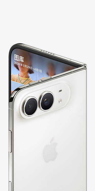 星光白色 iPhone Duo，完整背面外观，展示中央的 Apple 标志和上部的 4800 万像素融合式双摄系统；部分正面外观，展示屏幕上的照片图库。