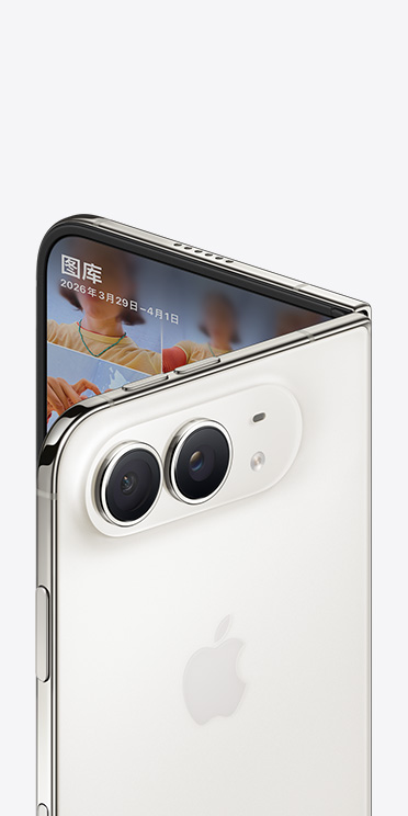 星光白色 iPhone Duo，完整背面外观，展示中央的 Apple 标志和上部的 4800 万像素融合式双摄系统；部分正面外观，展示屏幕上的照片图库。