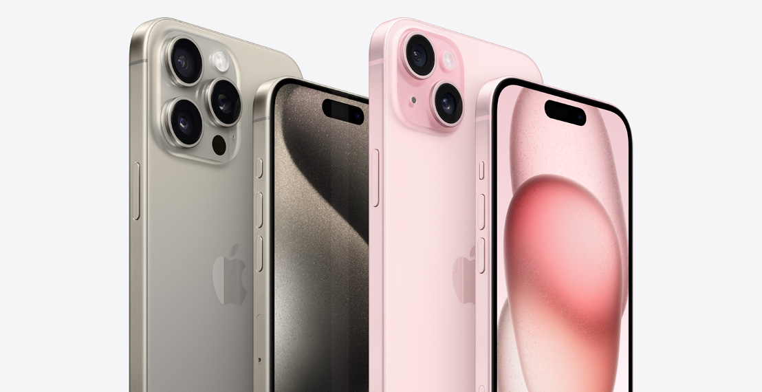 图中将原色钛金属的 iPhone 15 Pro Max 和 iPhone 15 Pro 与粉色 iPhone 15 Plus 和 iPhone 15 并排展示。