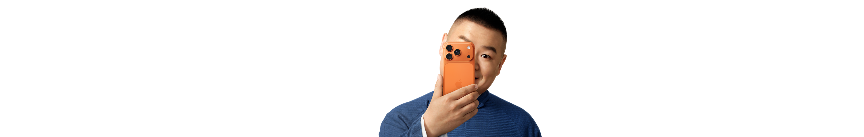 岳云鹏拿着 iPhone 挡住自己半边脸，歪头笑着面对屏幕。