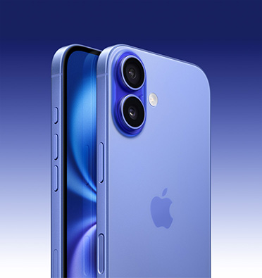 群青色 iPhone 16，斜侧角度视图，展示正面的部分屏幕，以及侧面的操作按钮、音量调节按钮和侧边按钮。背面外观展示左上角的先进双摄系统。
