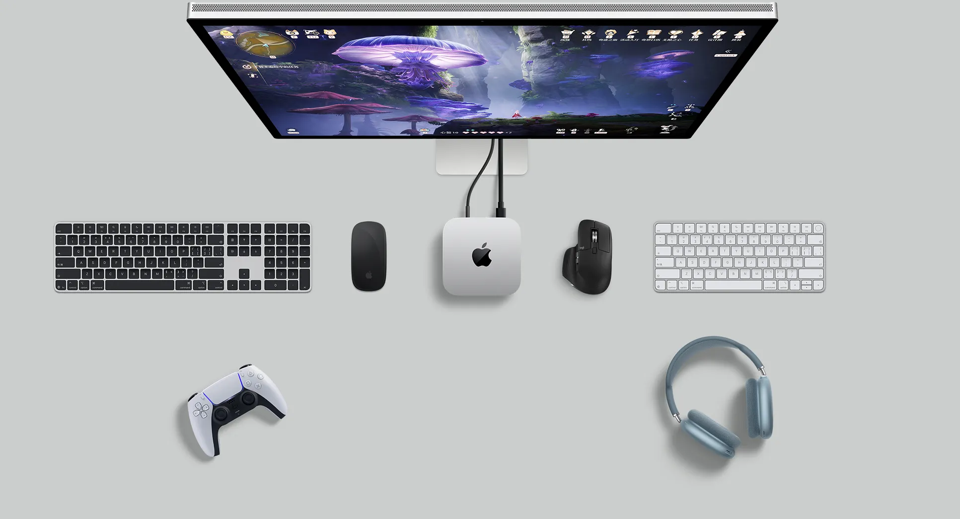 桌上的 Mac mini 俯视图，设备旁边摆放着 Studio Display、无线键盘、无线鼠标、游戏手柄和 AirPods Max。