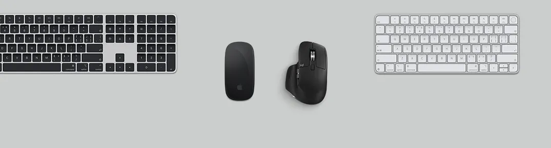 桌上的 Mac mini 俯视图，设备旁边摆放着 Studio Display、无线键盘、无线鼠标、游戏手柄和 AirPods Max。