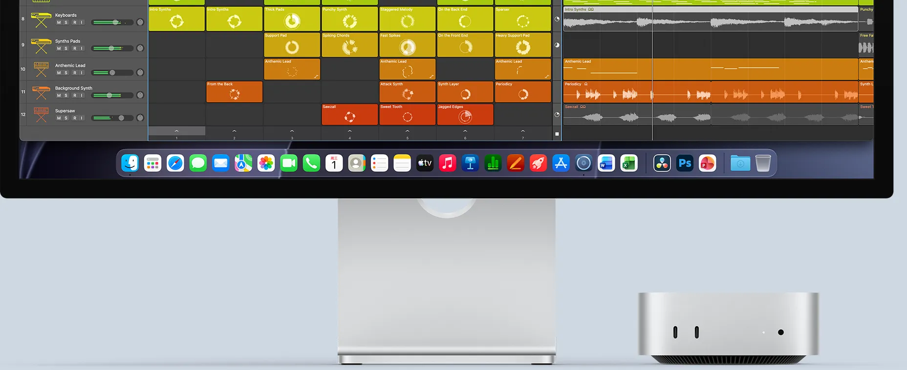 Mac mini 正面图，收置在 Studio Display 下方，屏幕显示 Logic Pro 界面以及位于底部程序坞中的多个生产力 app。