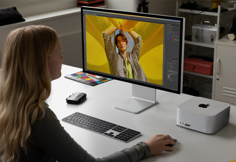 摄影师正在使用 Mac Studio 和一台 Studio Display