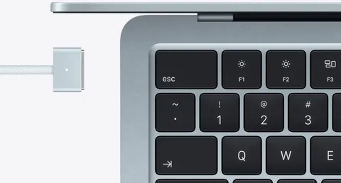 天蓝色 MacBook Air 搭配同色系 MagSafe 磁吸充电线