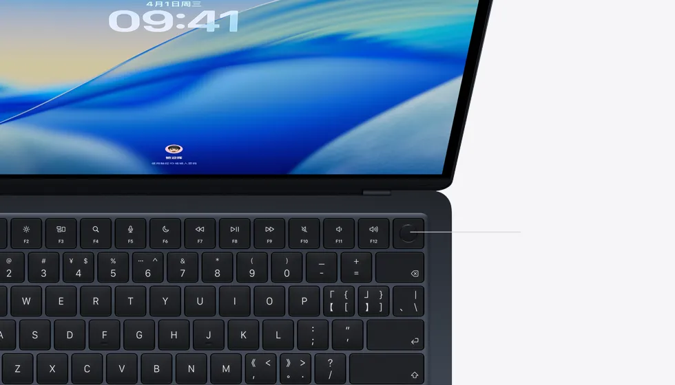 呈打开状态的 MacBook Air，展示触控 ID 按钮的位置。