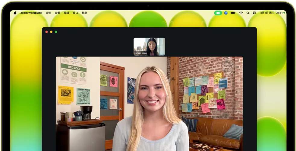 柑橘黄色 MacBook Neo，展示位于显示屏上方的摄像头、屏幕上的 FaceTime 视频通话。