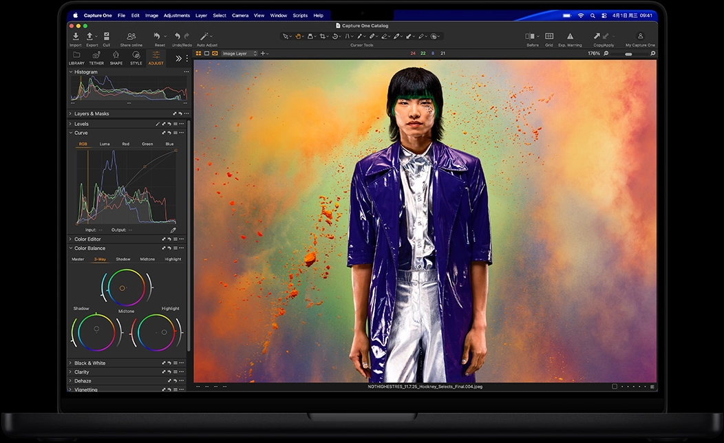 MacBook Pro 屏幕展示使用 Capture One 编辑一张人物照片。