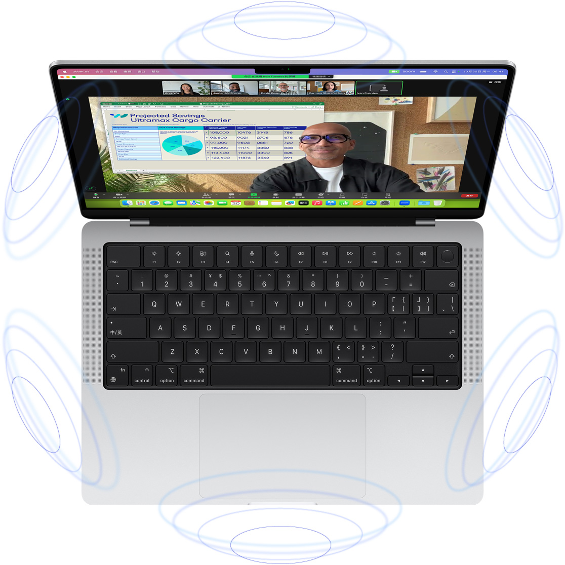 数个蓝色圆圈围绕正在进行 FaceTime 视频通话的 MacBook Pro，体现空间音频的 3D 效果