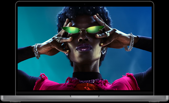 呈打开状态的银色 MacBook Pro，屏幕显示人物图像。