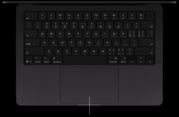 配备 PROLED XDR 显示屏的 MacBook Pro，深空黑色外观，呈打开状态，展示键盘和力度触控板。