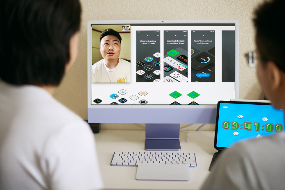 梁逸伦和柳毅坐在 iMac 前，与团队成员方春晖通过 FaceTime 连线，讨论谜底时钟的优化方案。