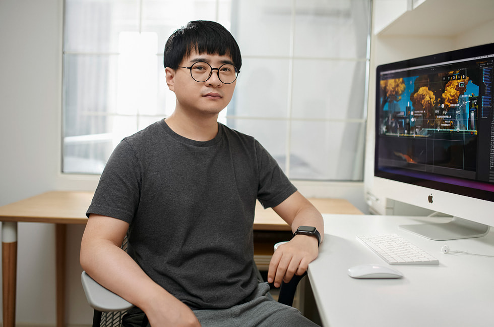 陈虹曲坐在他的 Mac 电脑前。