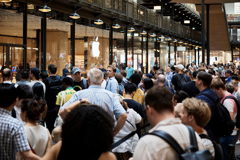 伦敦 Apple Battersea 零售店外，顾客正在排队。