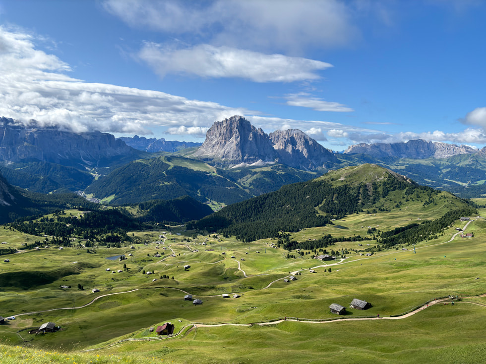 使用 iPhone 15 拍摄的一张山脉景观的照片。
