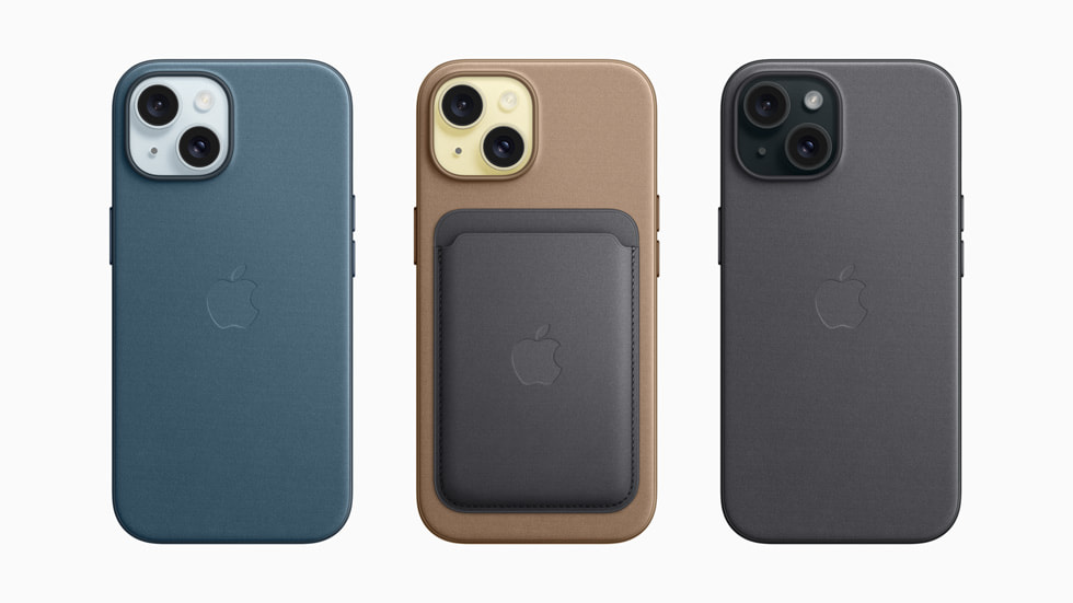 图示为三部已装上精织斜纹保护壳的 iPhone 15 设备。其中两只保护壳背后附带收纳袋。 