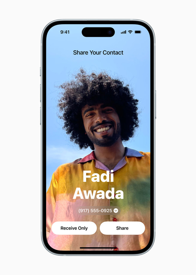 iPhone 15 显示一个人的照片，屏幕提示为“分享联系人”。
