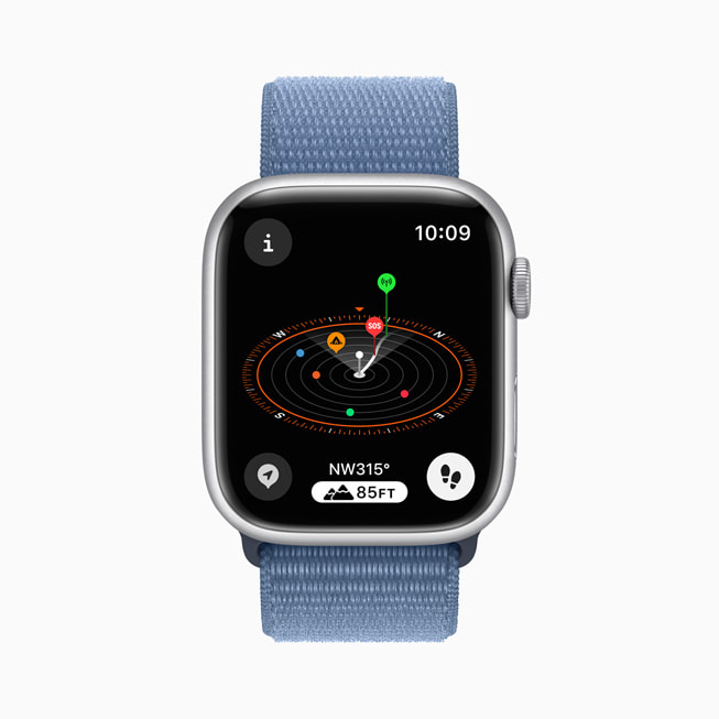 搭配回环式运动表带的 Apple Watch Series 9 展示指南针 app。