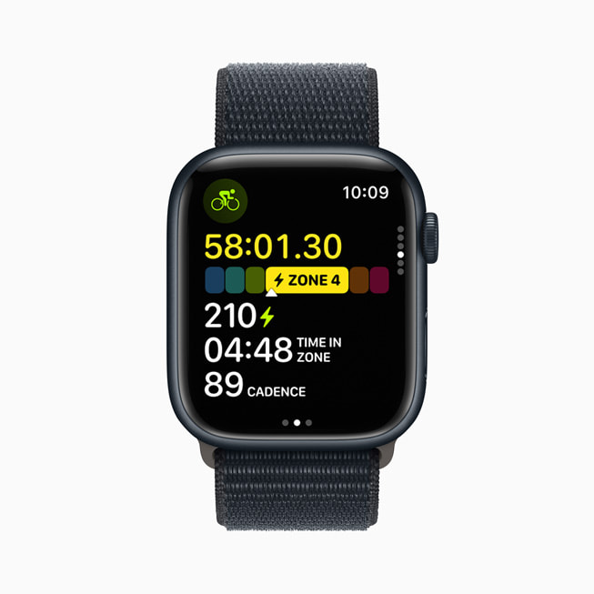 搭配回环式运动表带的 Apple Watch Series 9 上显示着一位骑行爱好者的体能训练数据。