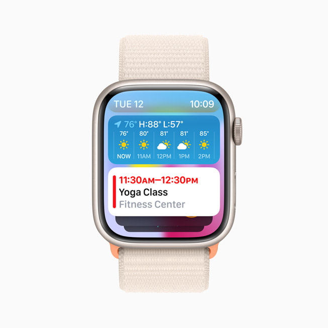搭配回环式运动表带的 Apple Watch Series 9 展示全新智能叠放功能。