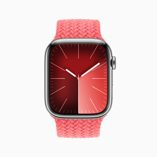 搭配编织单圈表带的 Apple Watch Series 9 展示全新太阳指针表盘。
