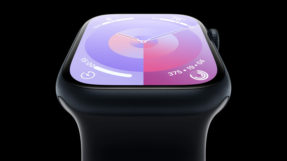 黑色背景上展示 Apple Watch Series 9 亮度提升的显示屏。