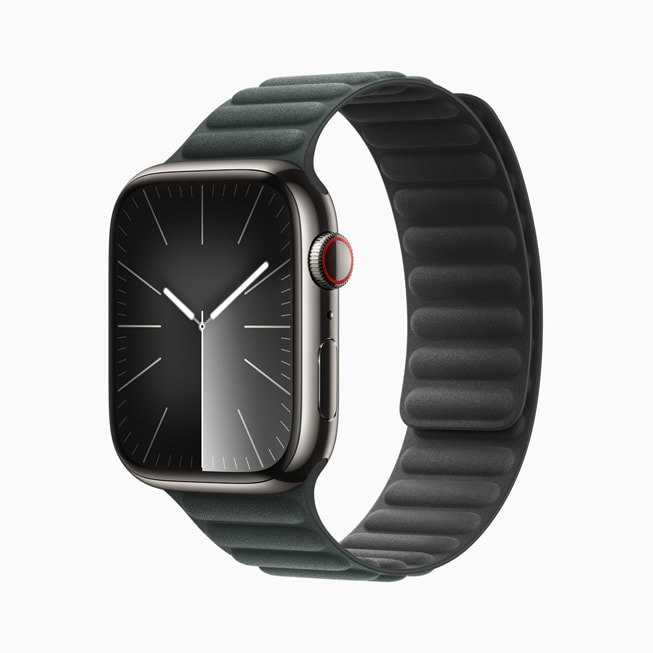 搭配绿色精织斜纹磁力链式表带、石墨色不锈钢表壳的 Apple Watch Series 9。