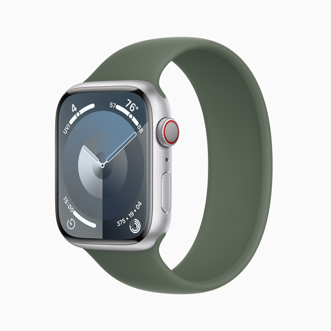 搭配橄榄色单圈表带、银色铝金属表壳的 Apple Watch Series 9。
