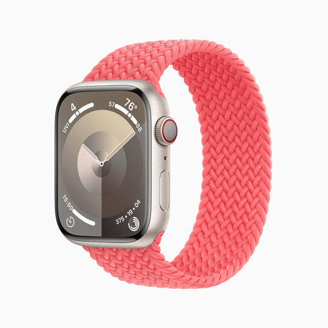 搭配番石榴色编织单圈表带、星光色铝金属表壳的 Apple Watch Series 9。