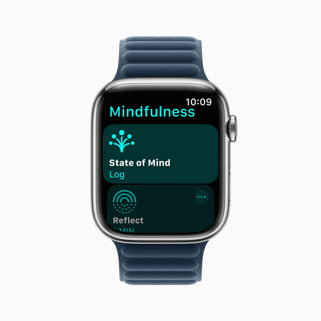 搭配磁力链式表带的 Apple Watch Series 9 展示 watchOS 10 中正念 app 的心理状态记录界面。