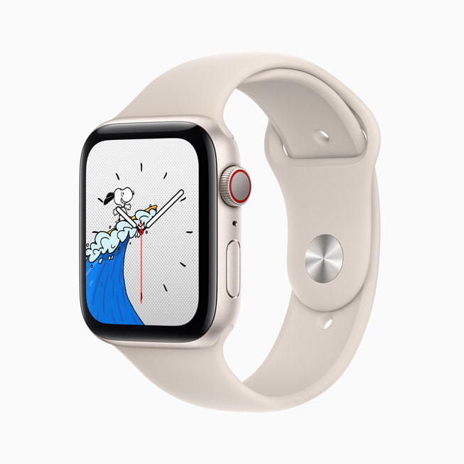 搭配星光色运动表带、星光色铝金属表壳的 Apple Watch SE。