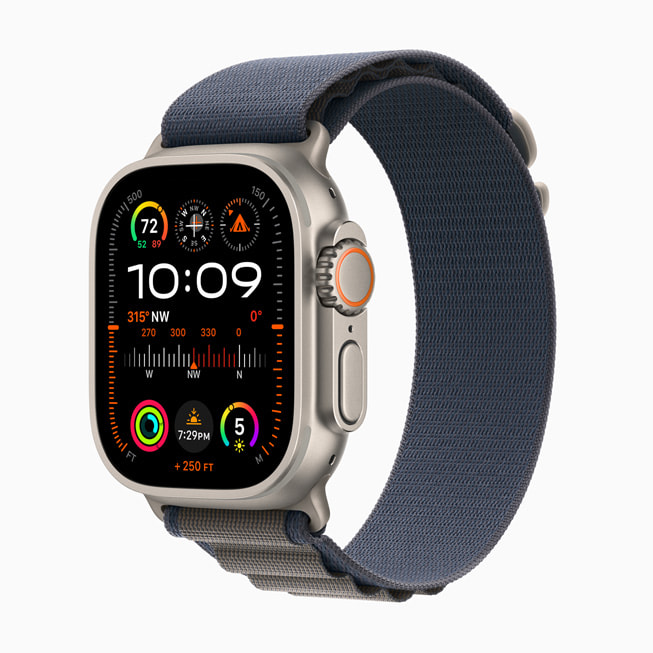搭配蓝色高山回环式表带的 Apple Watch Ultra 2。
