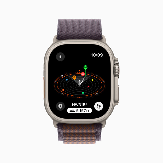 Apple Watch Ultra 2 上显示的指南针 app。