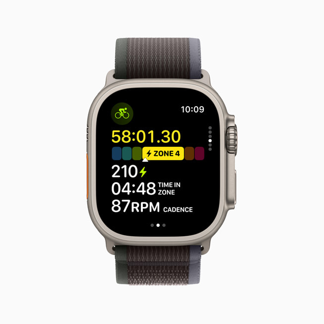 Apple Watch Ultra 2 显示骑行者的体能训练统计数据。