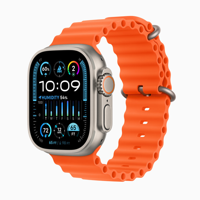 搭配橙色海洋表带的 Apple Watch Ultra 2。