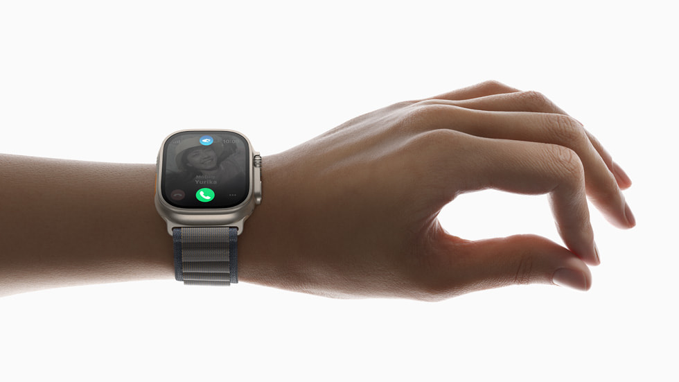 一位用户正在使用佩戴 Apple Watch Ultra 2 的手进行双指互点两下手势操作。