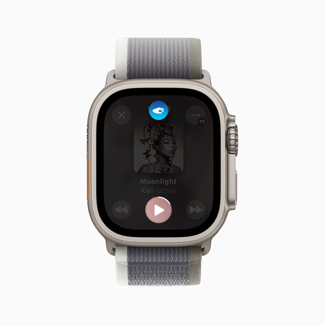 一位用户的 Apple Watch Ultra 2 上显示正在播放一首歌。