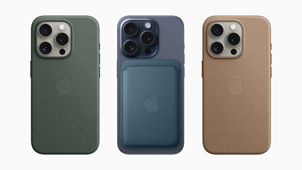三台搭配全新 MagSafe 精织斜纹保护壳的 iPhone 15 Pro 和一台搭配 MagSafe 精织斜纹卡包的 iPhone 15 Pro。