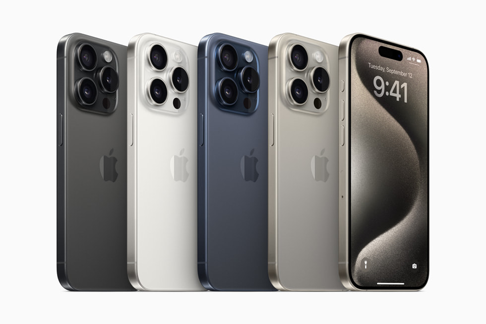 采用黑色钛金属、白色钛金属、蓝色钛金属和原色钛金属配色的 iPhone 15 Pro。