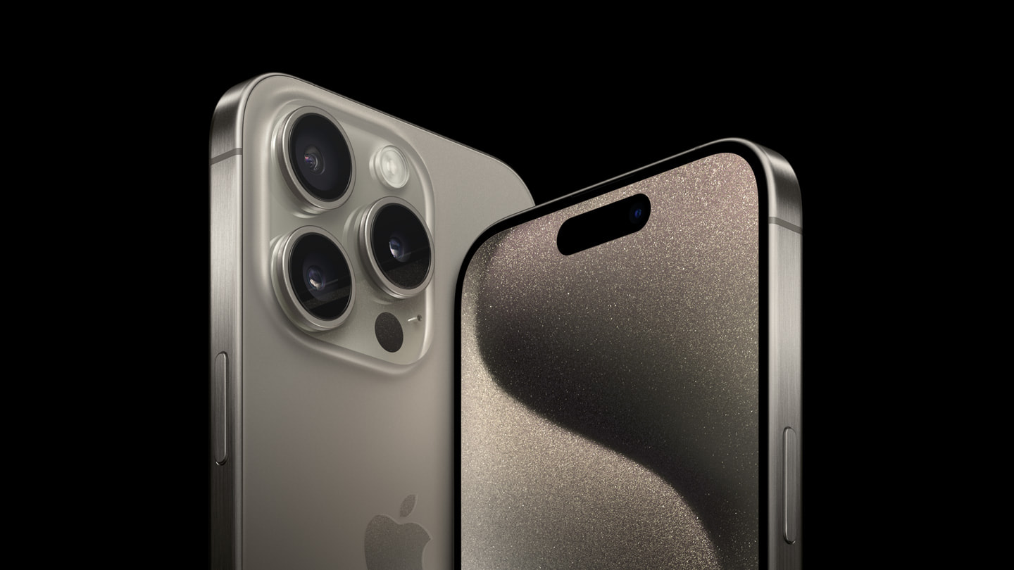 采用原色钛金属配色的 iPhone 15 Pro 和 iPhone 15 Pro Max。